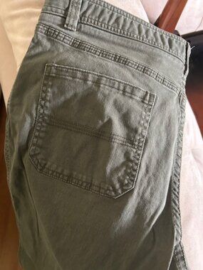 G.H. Bass & Co Men’s Olive Chinos – 34x30 | Classic Fit